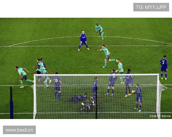 为什么轻微接触也算犯规？足球“接触犯规”判罚标准解析